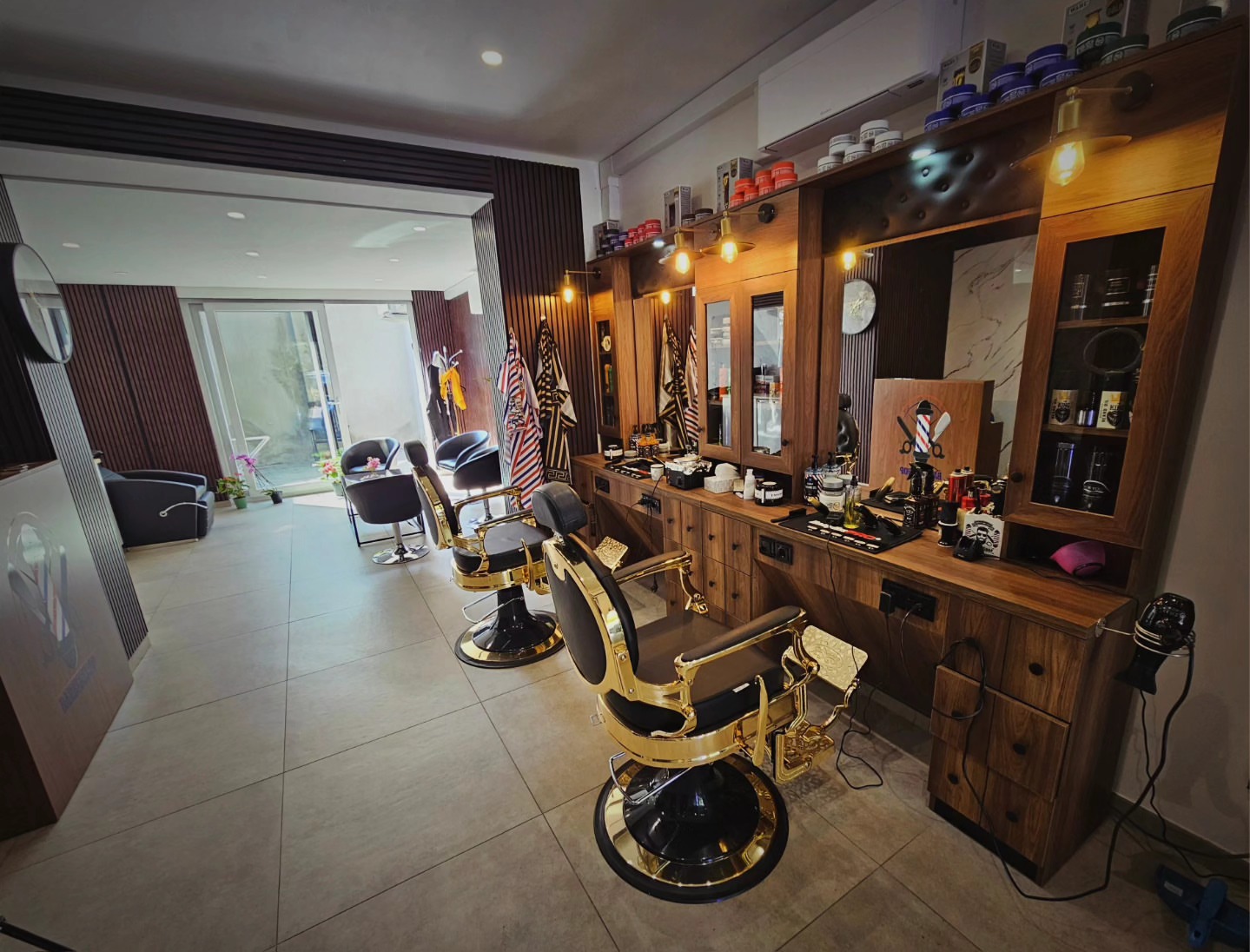 Interieur van Kapsalon Stad Aalst met luxe barber stoelen